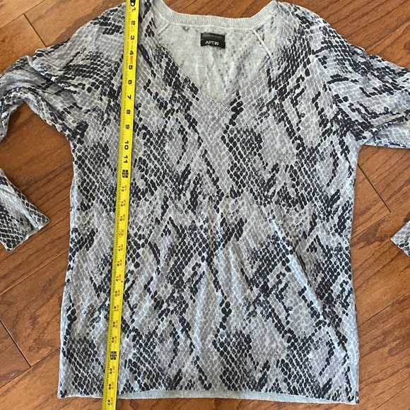 APT9 Cashmere animal pattern gray v-neck sweater -size Medium - Picture 9 of 9